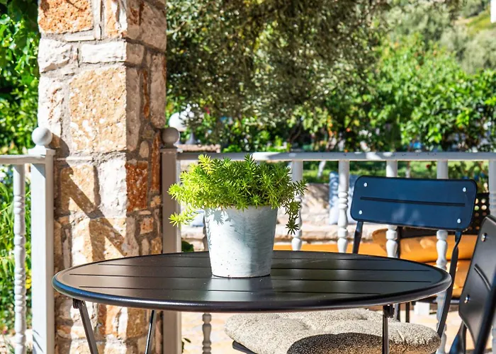 מלון דירות Janakis Garden Livadi 3*