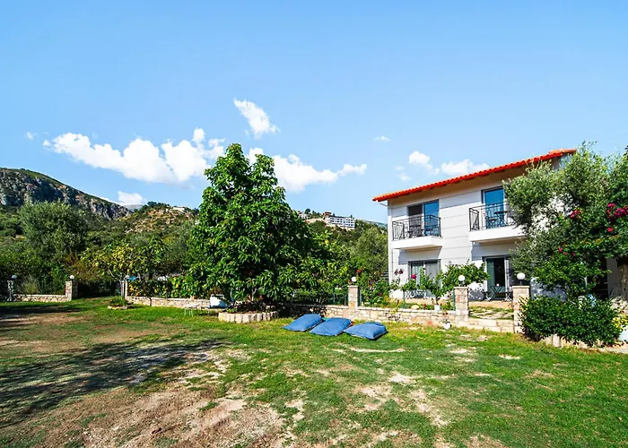 Janakis Garden Livadi מלון דירות Himare Fshat