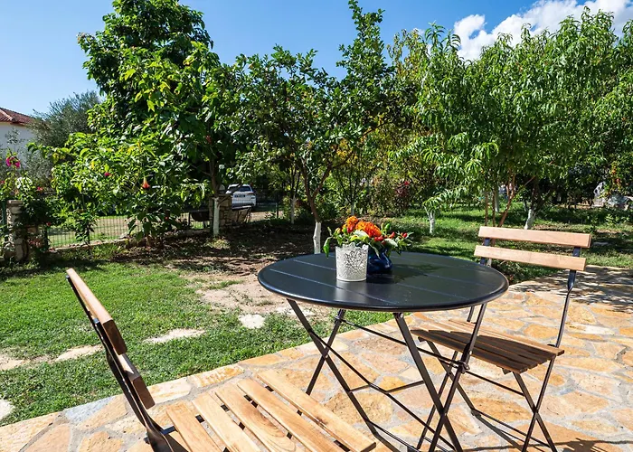 Janakis Garden Livadi מלון דירות 3*